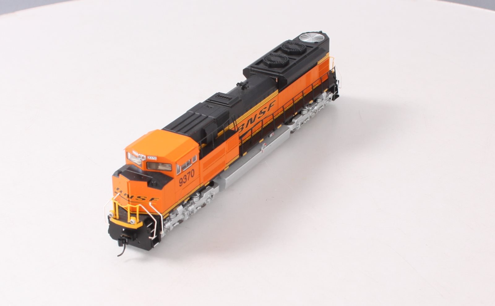 Walthers 910-19845 HO Burlington Northern Santa Fe EMD SD70ACe Diesel Loco #9370