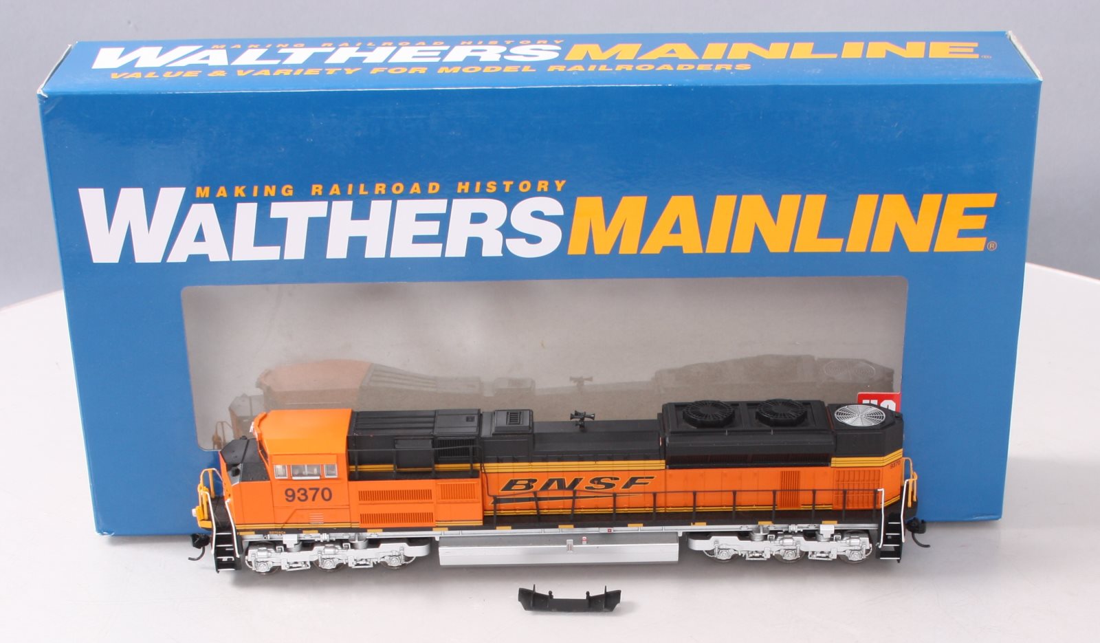 Walthers 910-19845 HO Burlington Northern Santa Fe EMD SD70ACe Diesel Loco #9370