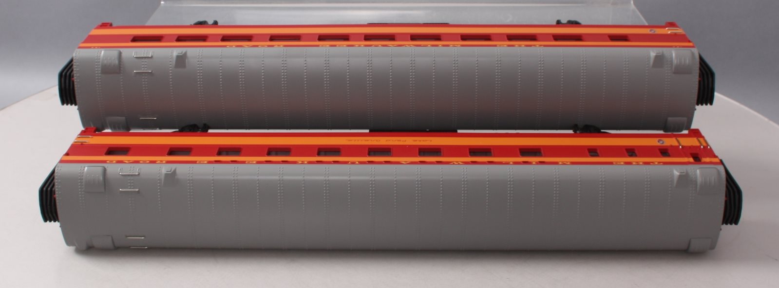 MTH 20-6652 O Milwaukee 70' Streamlined Slpr/Diner Passenger Cars (Set of 2)