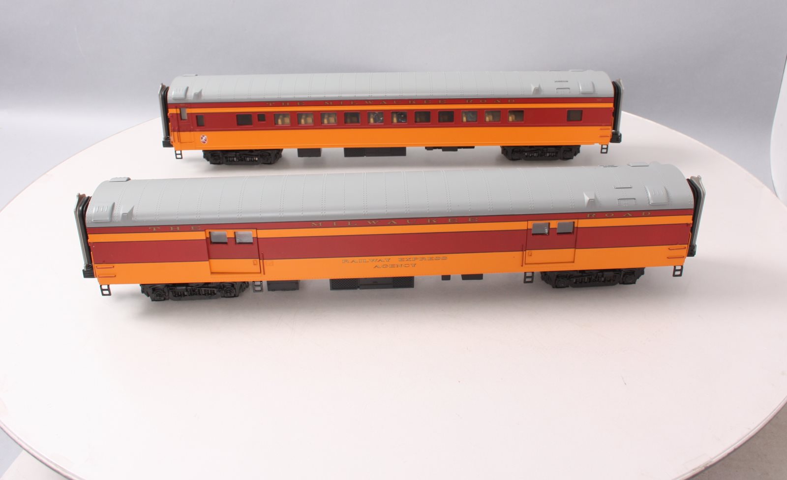 MTH 20-69173 O Gauge Milwaukee Road 70' Streamlined 2-Car Passenger Set