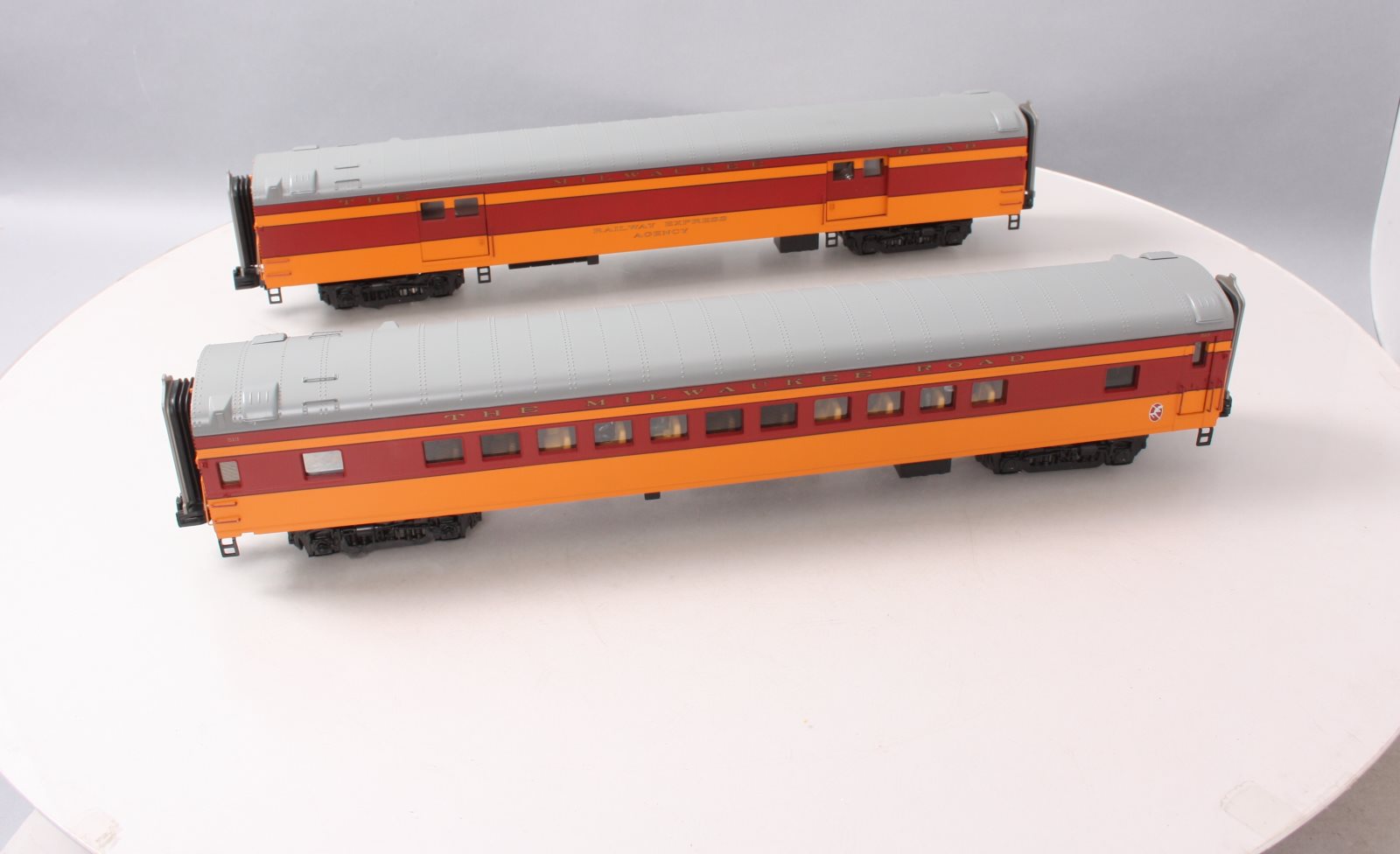 MTH 20-69173 O Gauge Milwaukee Road 70' Streamlined 2-Car Passenger Set