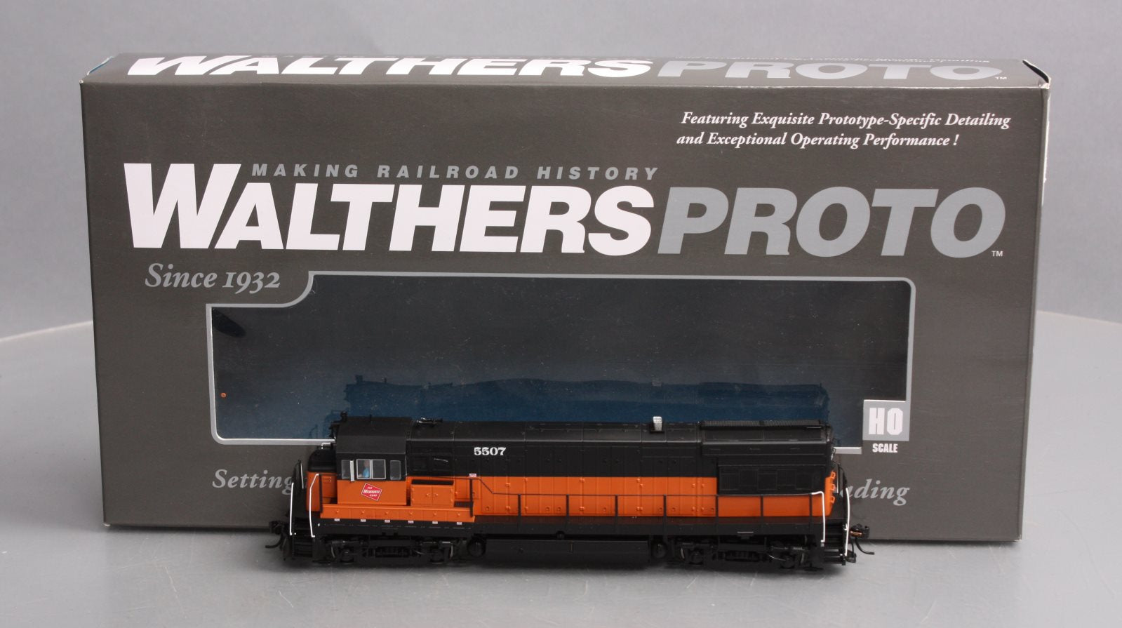 Walthers 48662 Millwaukee Road GE U28B Diesel Locomotive #5507