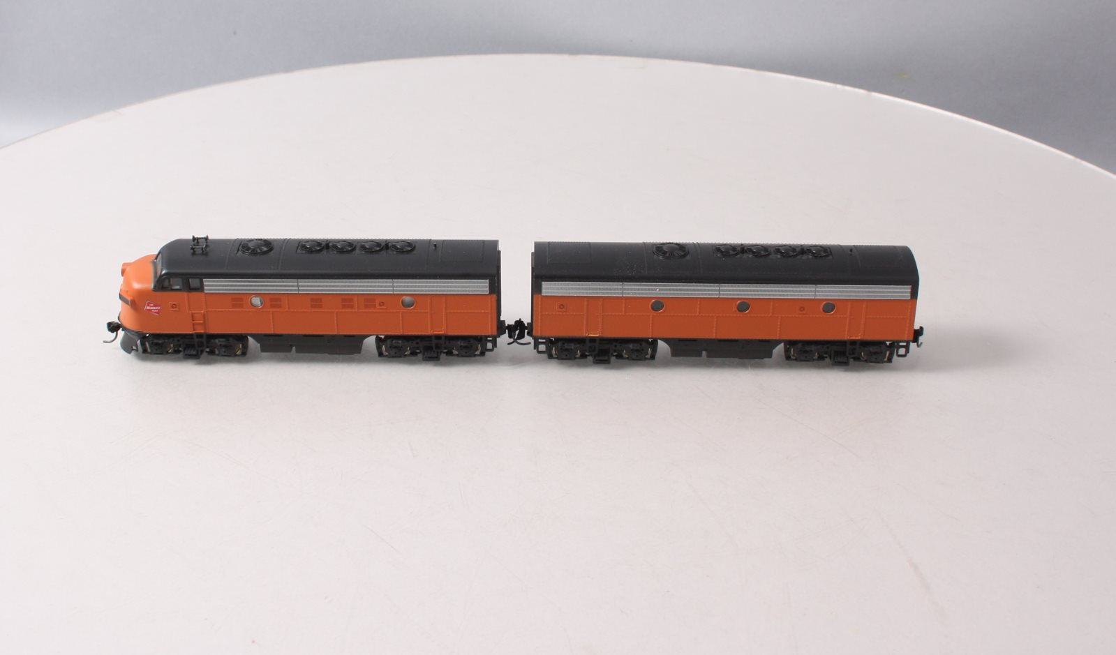 Stewart 5914 HO Milwaukee Road EMD F9 A/B Diesel Locomotive Set