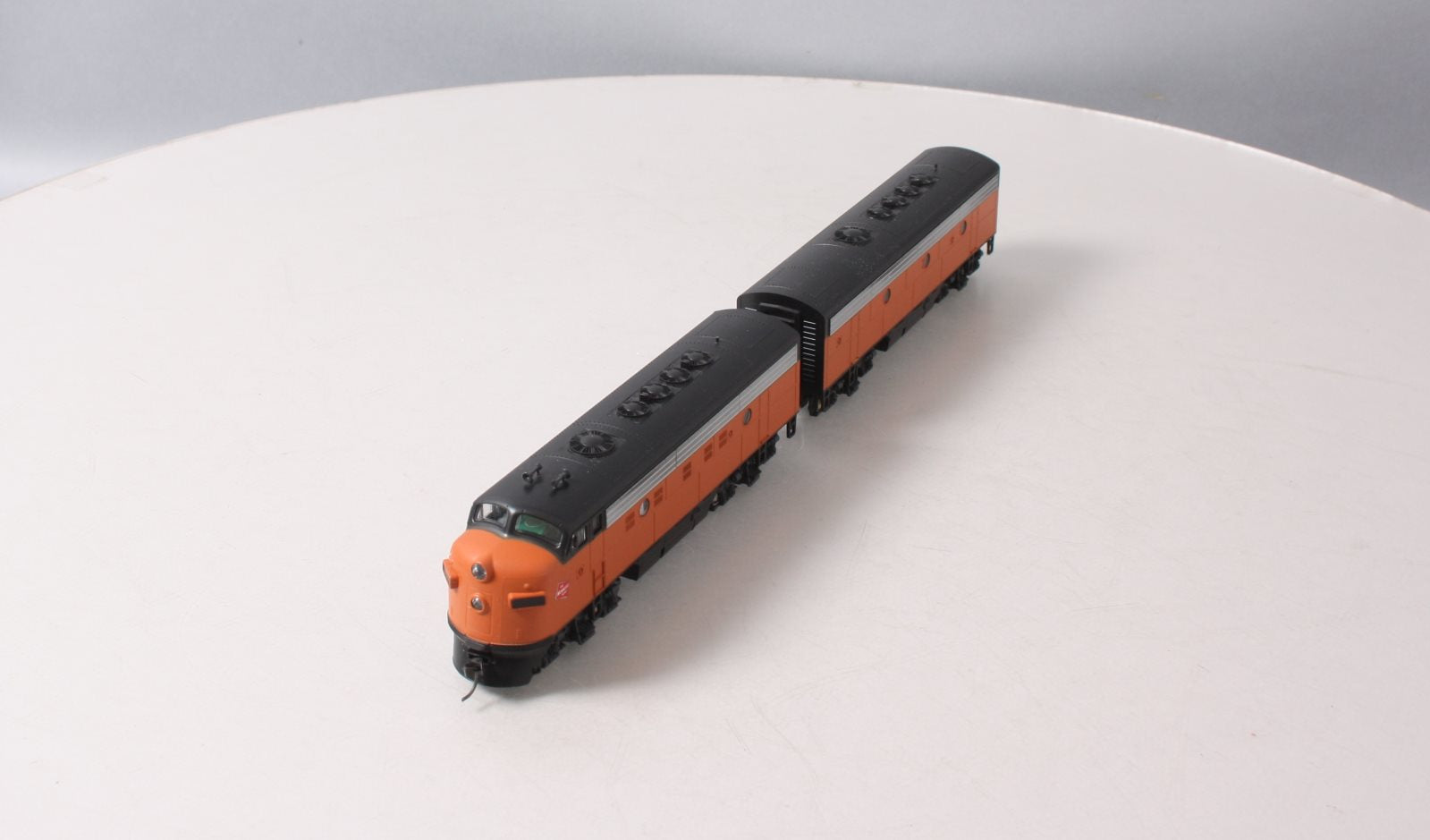 Stewart 5914 HO Milwaukee Road EMD F9 A/B Diesel Locomotive Set