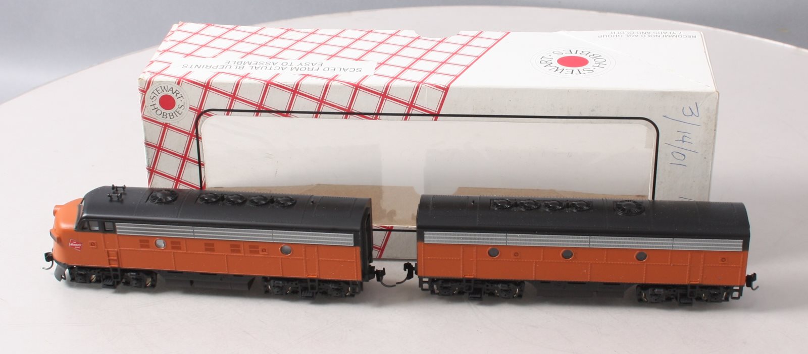 Stewart 5914 HO Milwaukee Road EMD F9 A/B Diesel Locomotive Set