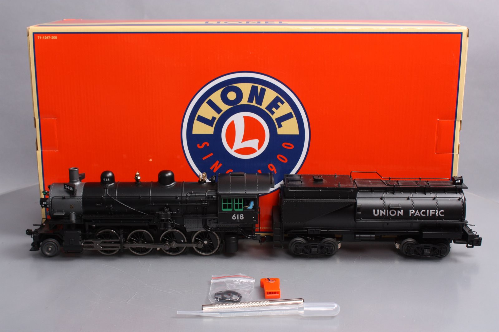 Lionel 6-82183 O Union Pacific 2-8-0 Steam Locomotive with Lionel 6-82183 O Union Pacific 2-8-0 Steam Locomotive with