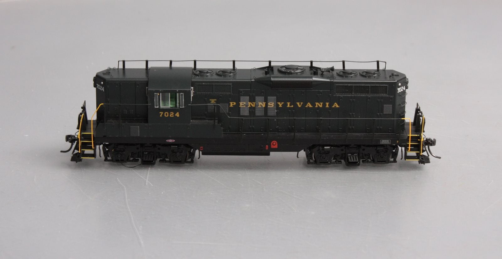Athearn G64100 HO Pennsylvania GP9 Diesel locomotive #7024