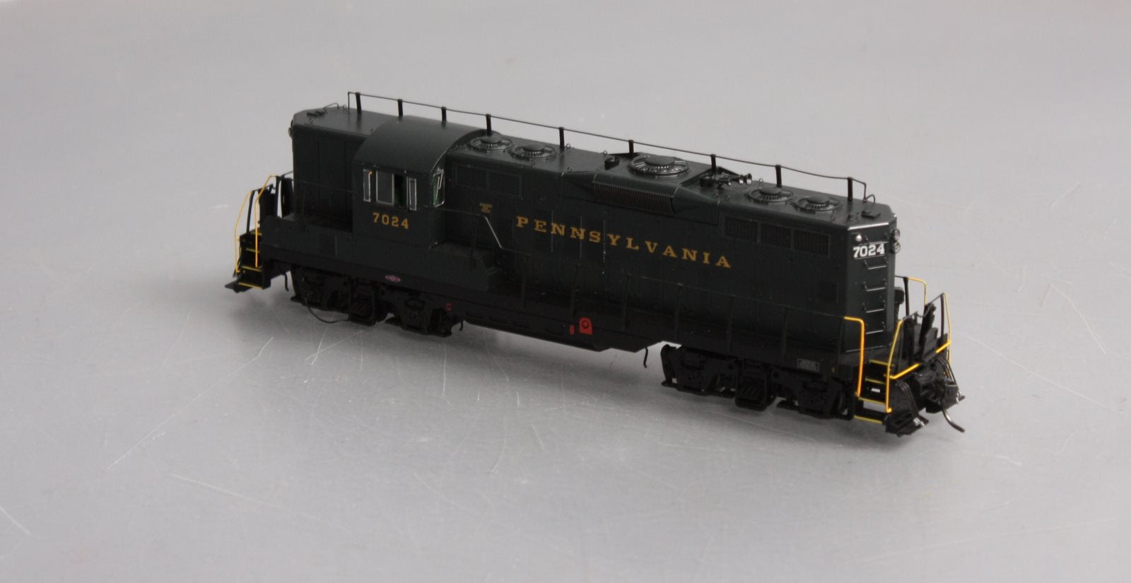 Athearn G64100 HO Pennsylvania GP9 Diesel locomotive #7024