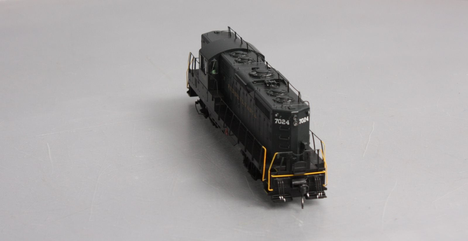 Athearn G64100 HO Pennsylvania GP9 Diesel locomotive #7024
