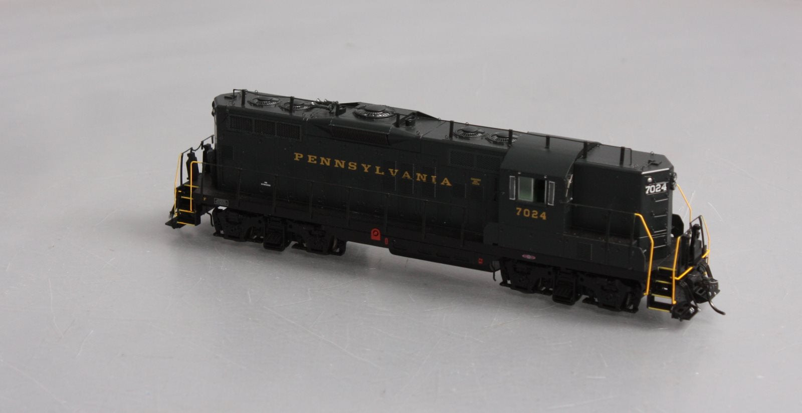 Athearn G64100 HO Pennsylvania GP9 Diesel locomotive #7024