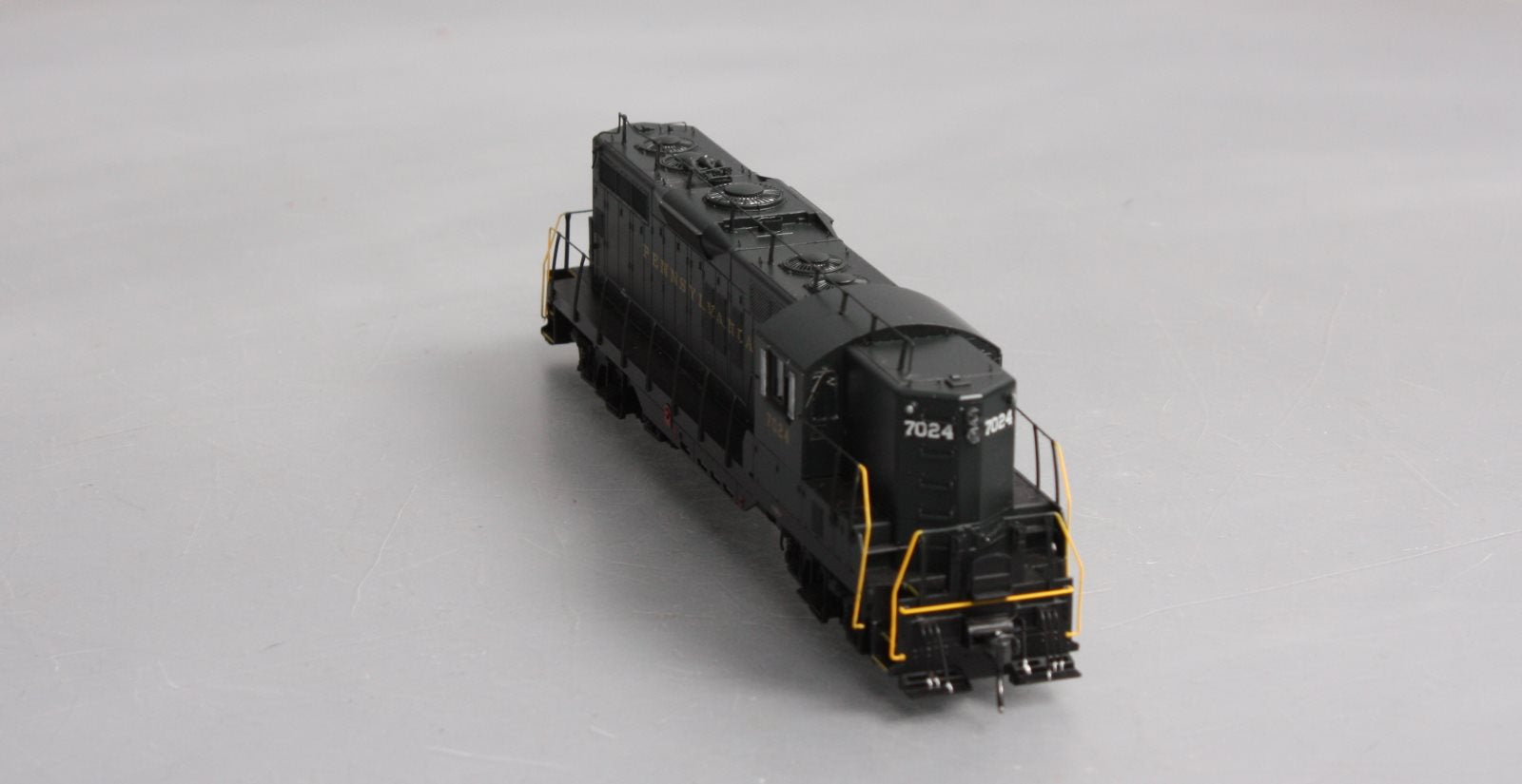 Athearn G64100 HO Pennsylvania GP9 Diesel locomotive #7024