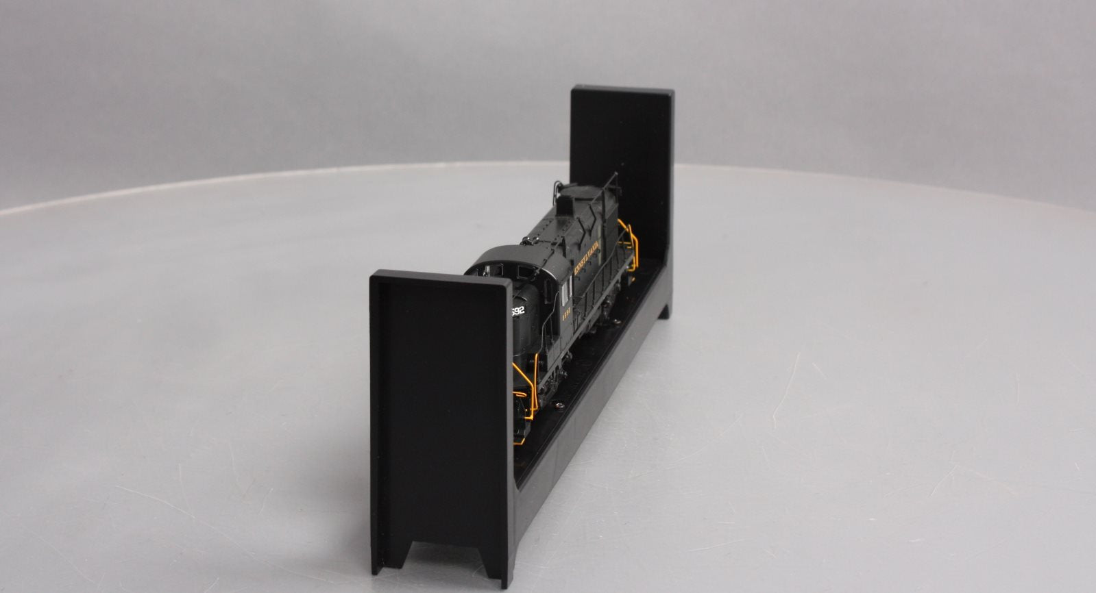 Bowser 24684 HO Scale PRR Alco RS-3 Phase III Diesel Locomotive #8592