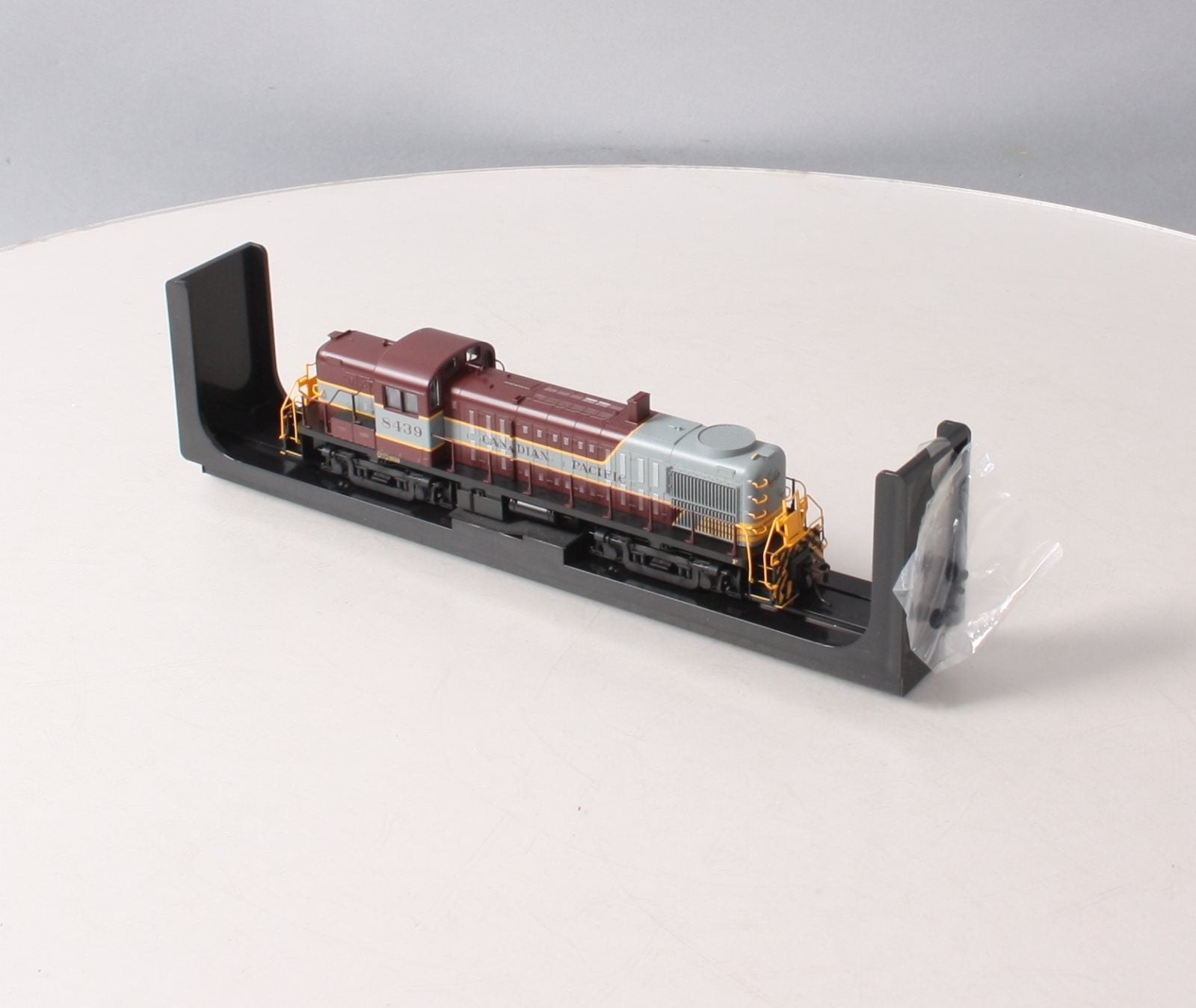 Atlas 10001930 HO Canadian Pacific Silver Series RS-3 Diesel Locomotive #8439