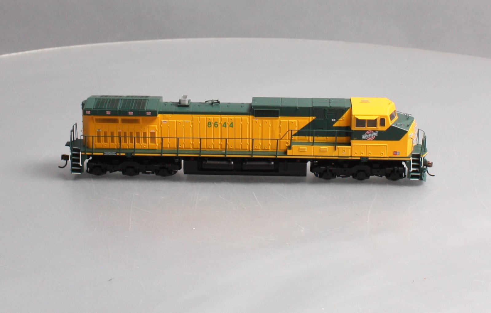 Roundhouse 78022 HO Chicago and North Western Dash 9-44CW Diesel Loco #8644