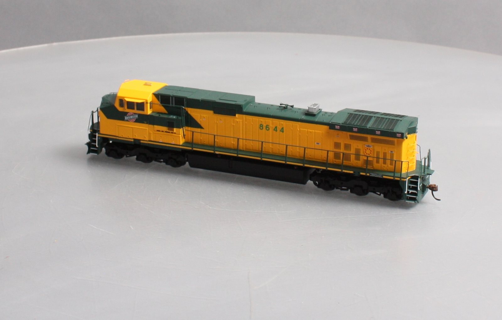 Roundhouse 78022 HO Chicago and North Western Dash 9-44CW Diesel Loco #8644