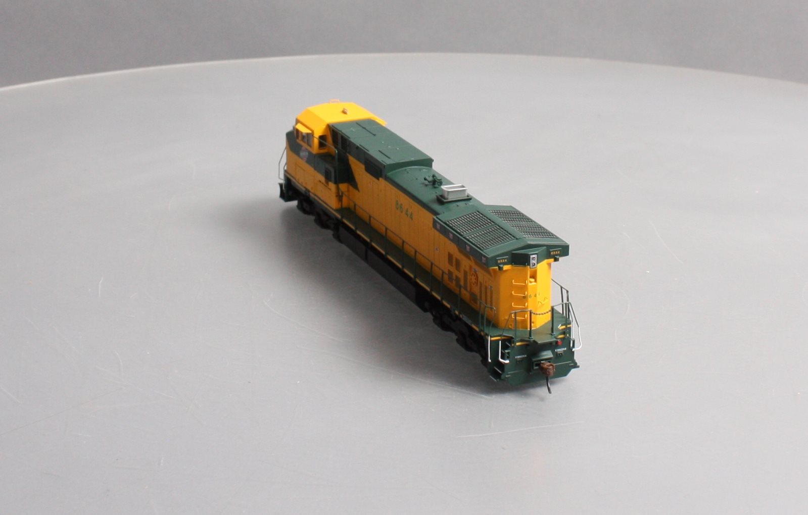 Roundhouse 78022 HO Chicago and North Western Dash 9-44CW Diesel Loco #8644