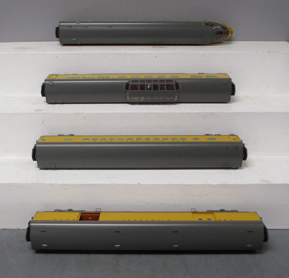 Lionel 6-20030 O Milwaukee 'Olympian' 18” Aluminum Cars Set & Skytop (4)