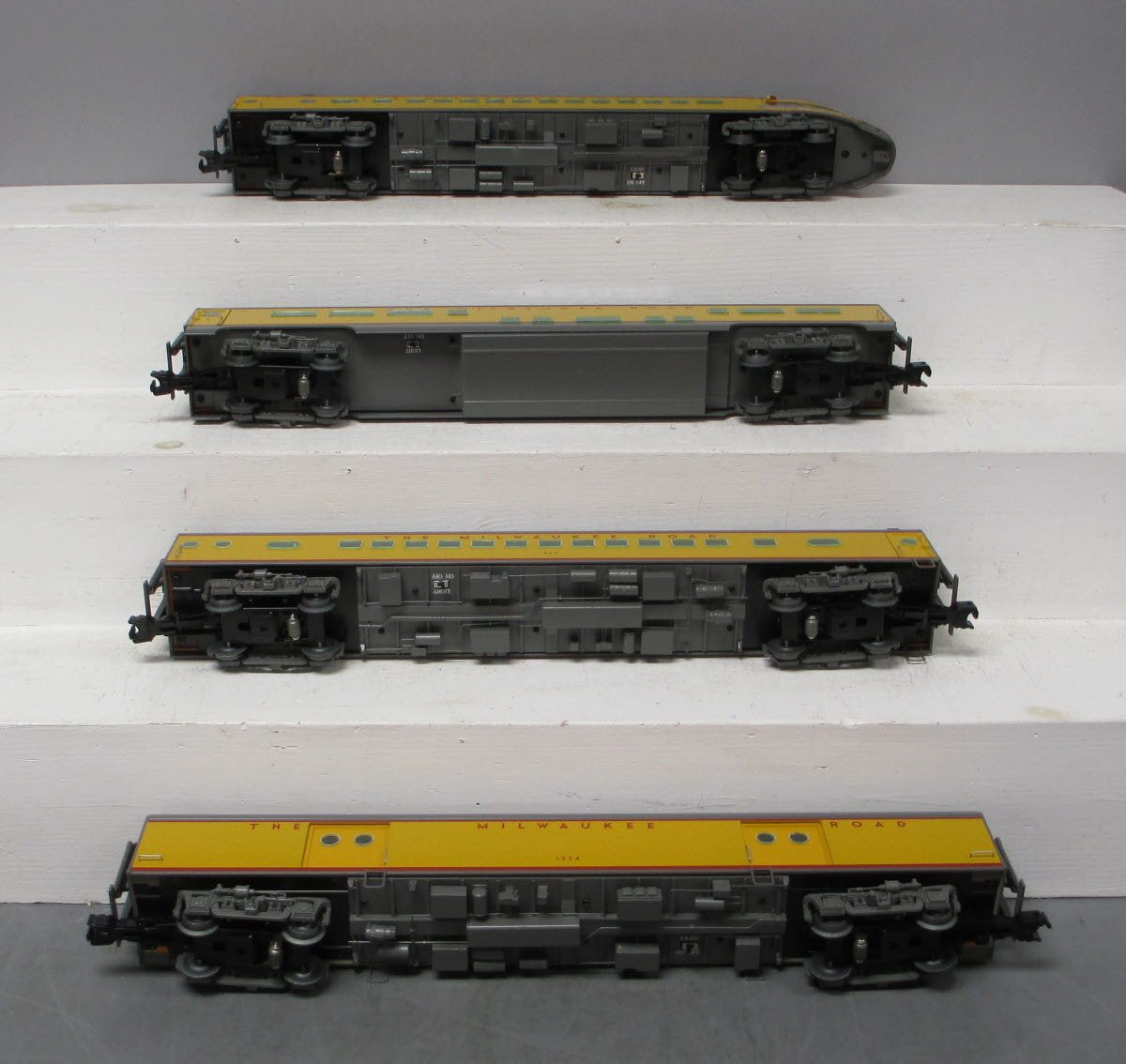 Lionel 6-20030 O Milwaukee 'Olympian' 18” Aluminum Cars Set & Skytop (4)
