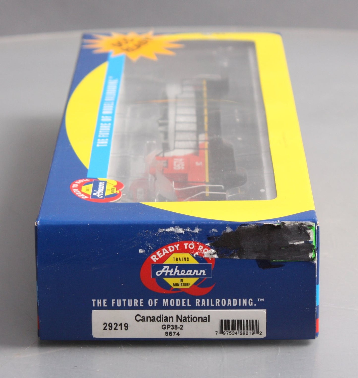 Athearn 29219 HO Canadian National CP38-2 Diesel Locomotive #9574
