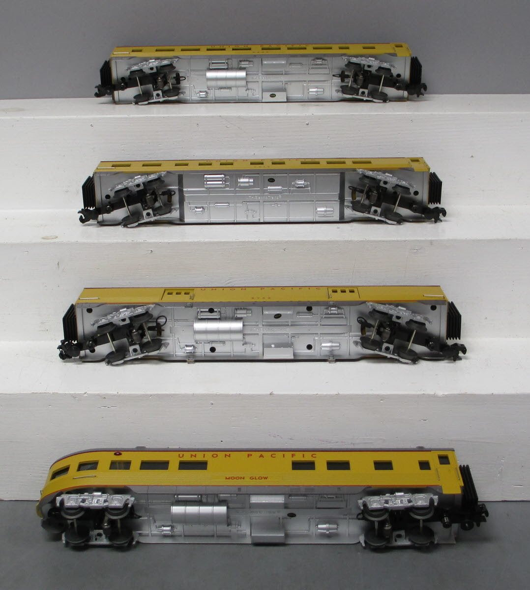 MTH 30-67821 O Union Pacific 60' Streamlined Passenger Car Set (Set of 4)
