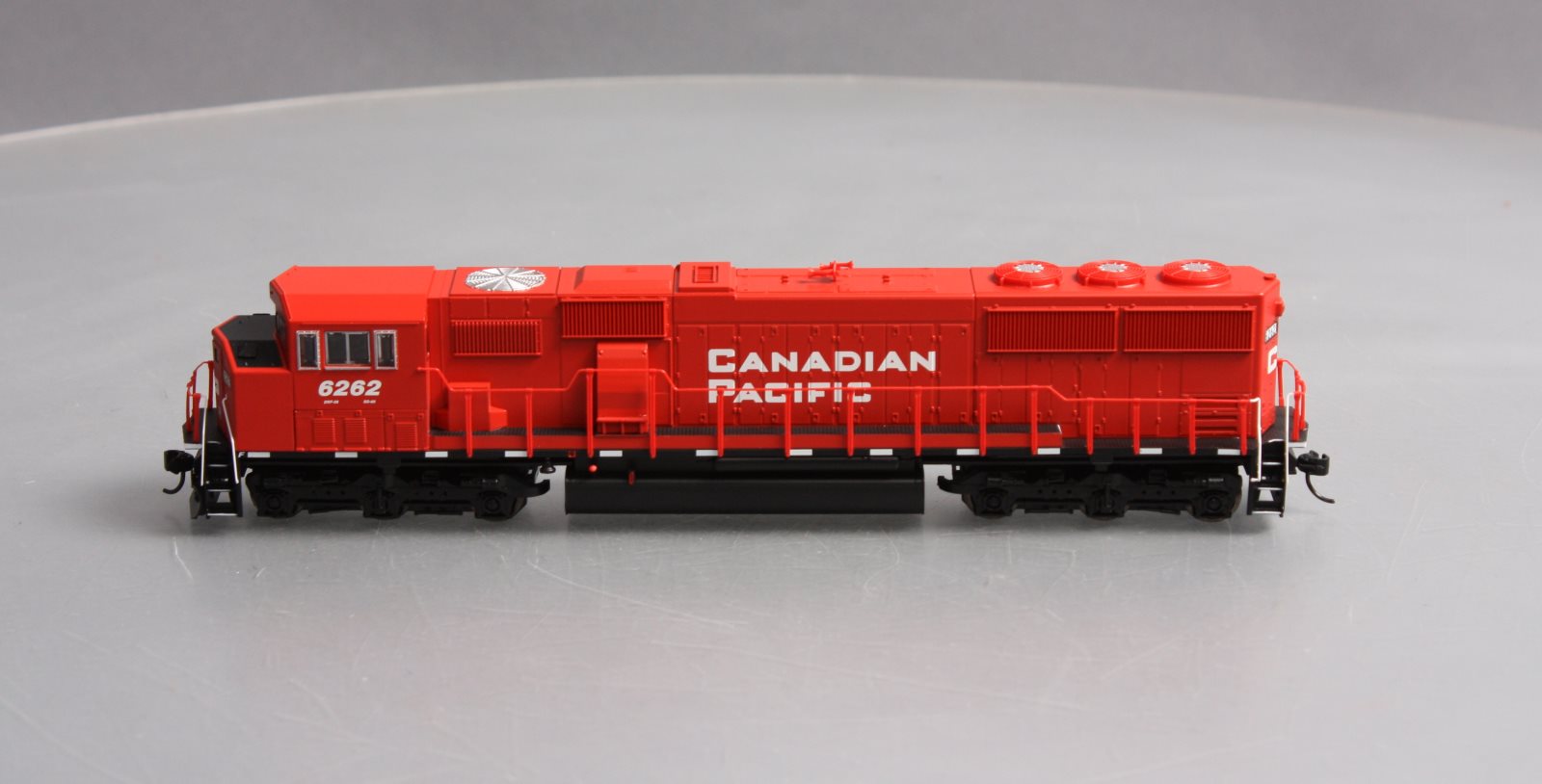Walthers 910-10306 HO Scale Canadian Pacific EMD SD60M Diesel Engien #6262