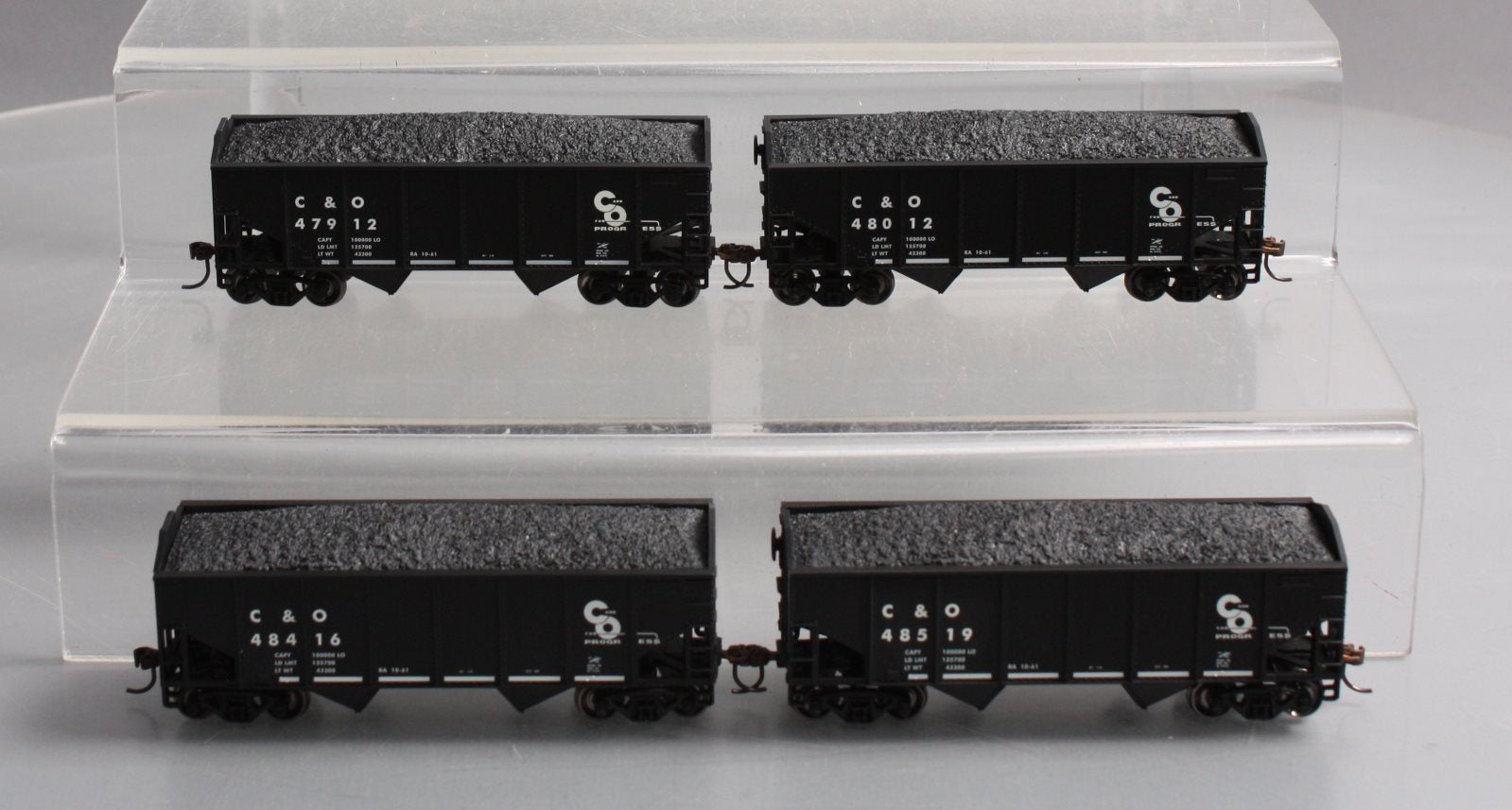 Athearn 79505 HO Scale Chesapeake and Ohio 34' 2-Bay Ribbed Hoppers (Set of 4)