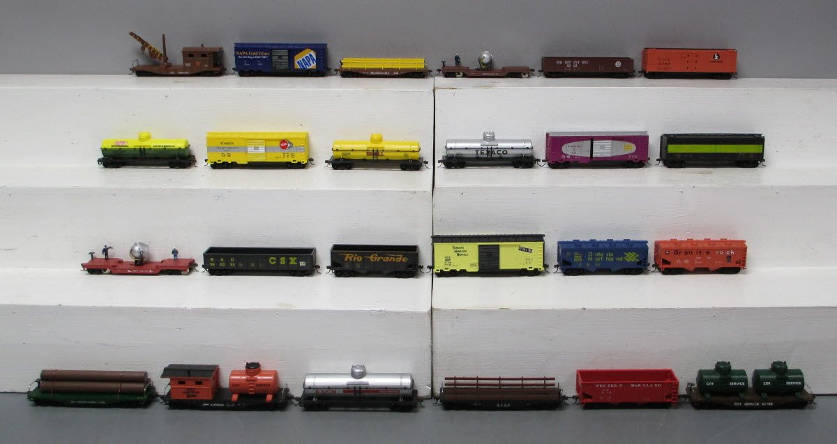 Model Power 99653 HO Freight Car Assortment with Knuckle Couplers (Pack of 24)