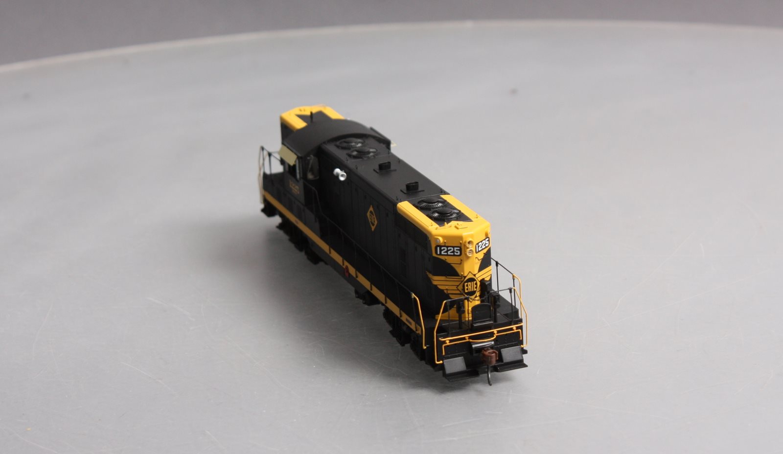 Athearn G62574 HO Erie GP7 Diesel Locomotive #1225