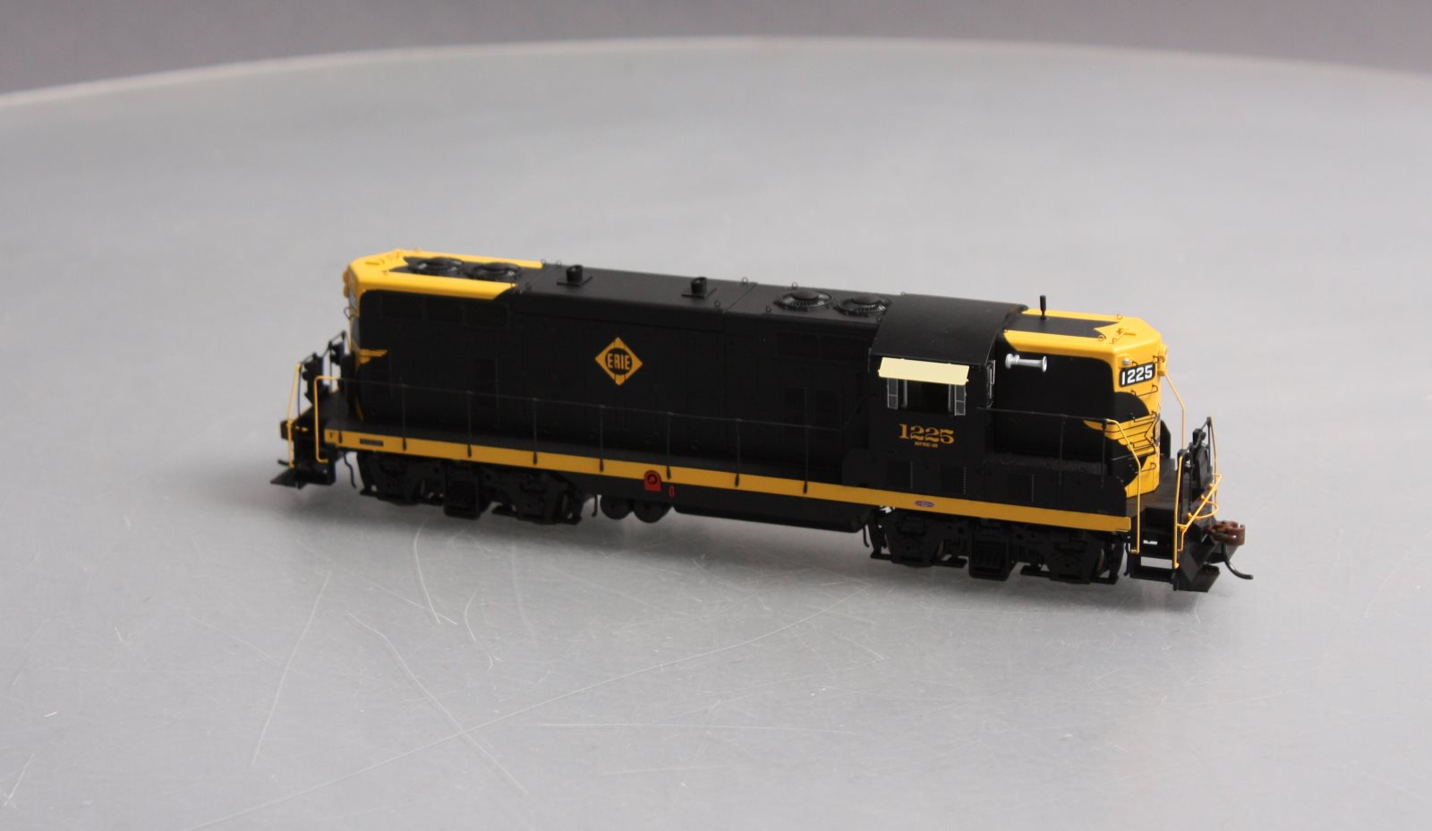 Athearn G62574 HO Erie GP7 Diesel Locomotive #1225
