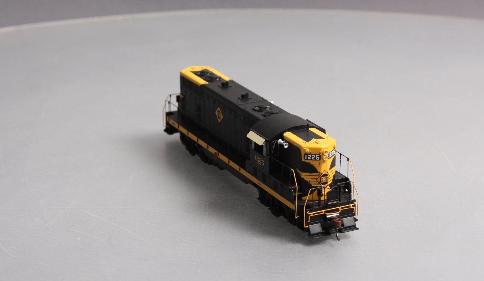 Athearn G62574 HO Erie GP7 Diesel Locomotive #1225