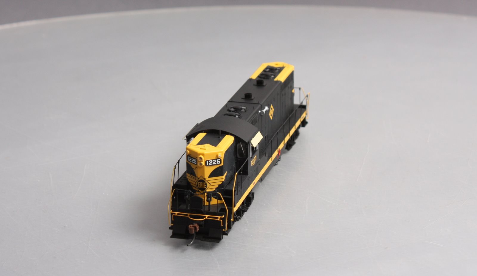 Athearn G62574 HO Erie GP7 Diesel Locomotive #1225