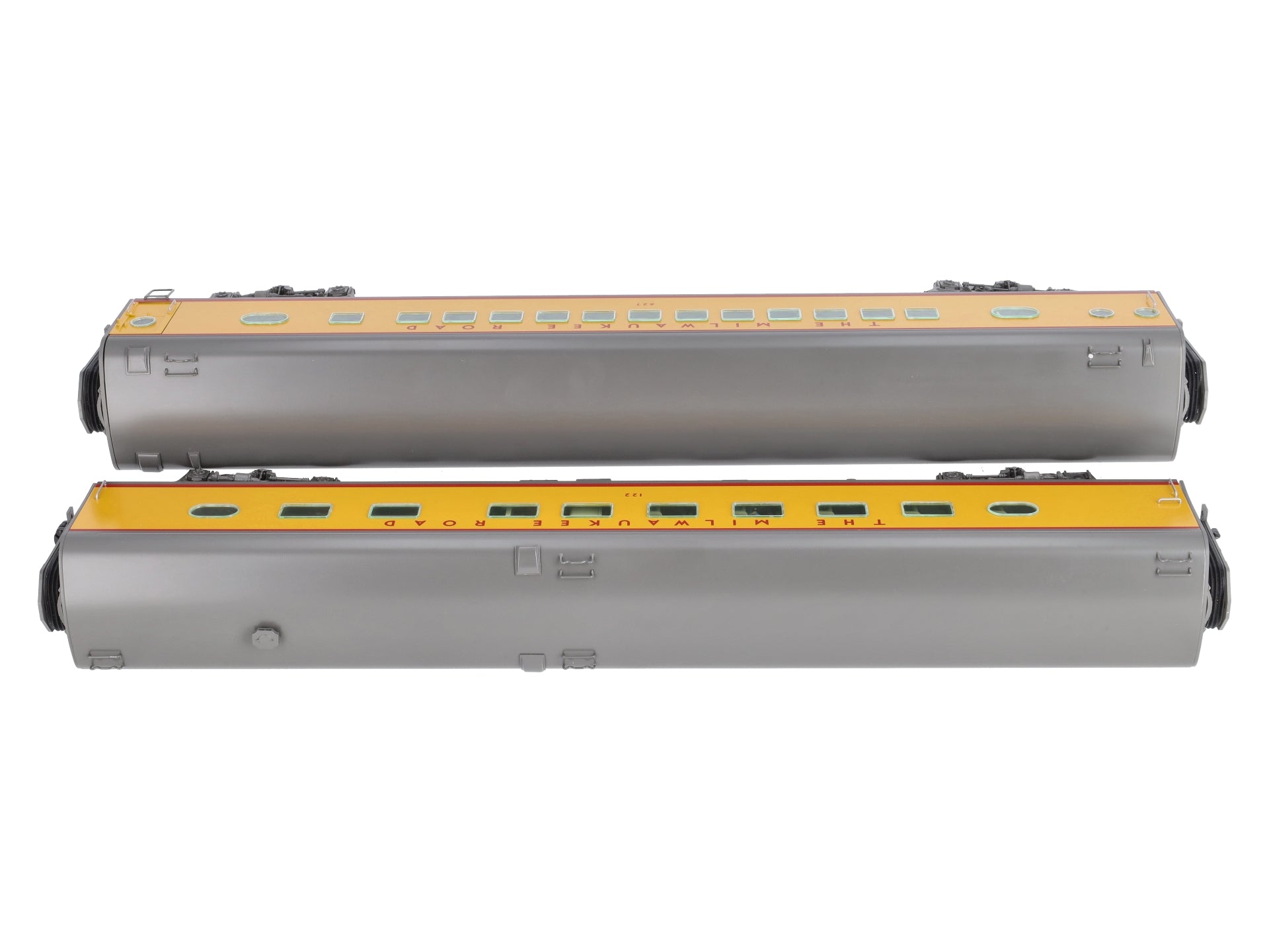 Lionel 6-82489 Milwaukee 18” Aluminum Coach & Diner Passenger Car Set (Set of 2)
