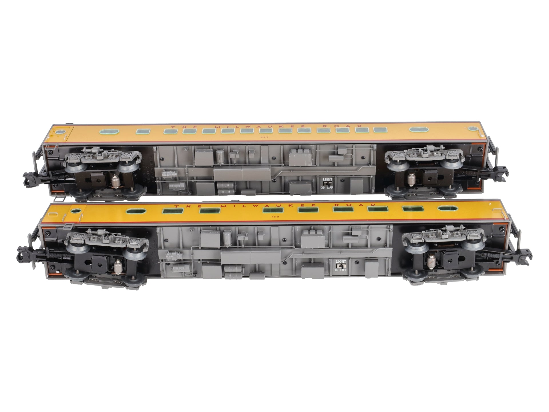 Lionel 6-82489 Milwaukee 18” Aluminum Coach & Diner Passenger Car Set (Set of 2)
