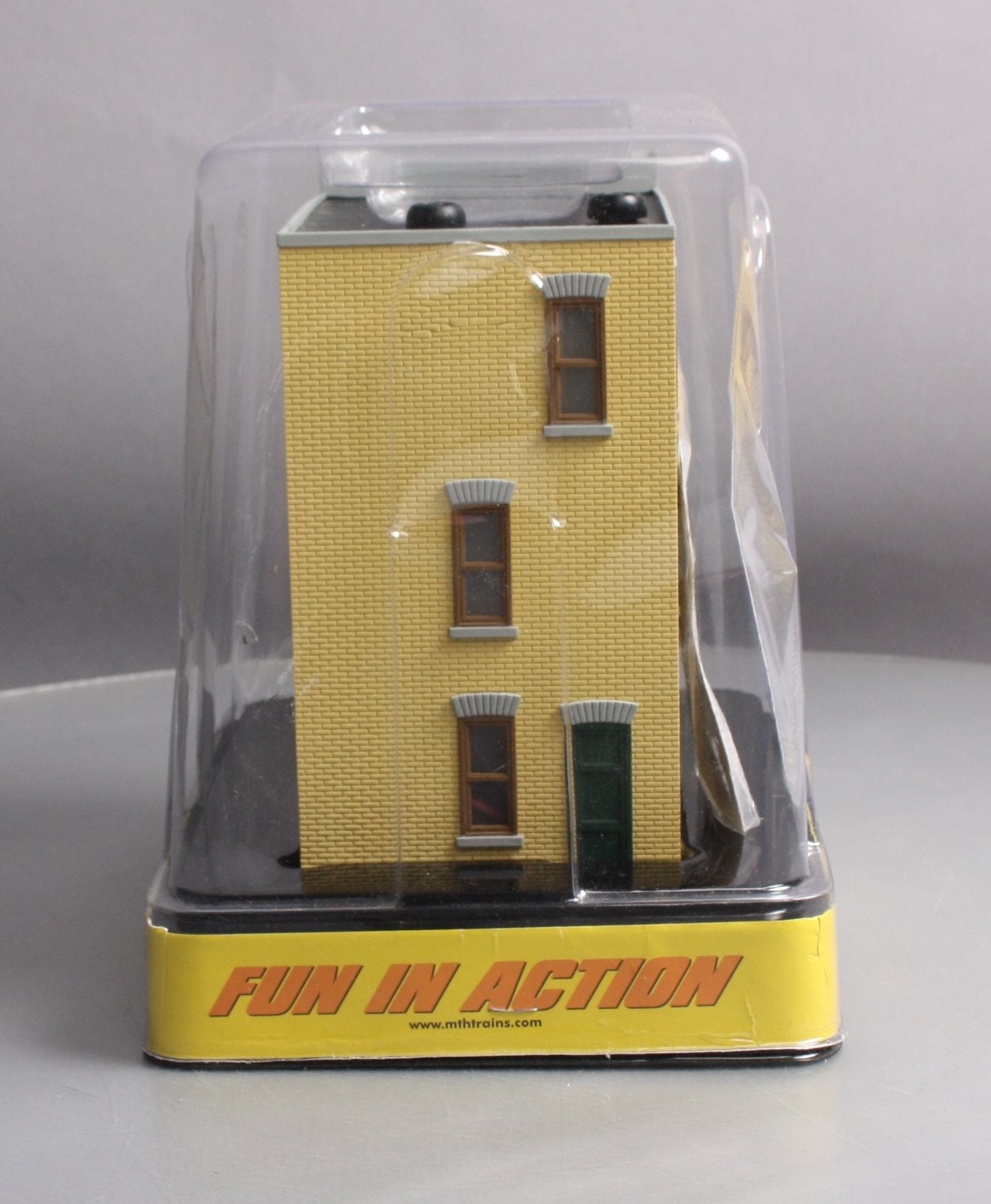 MTH 30-90543 O 3-Story Town House #1 Pale Yellow