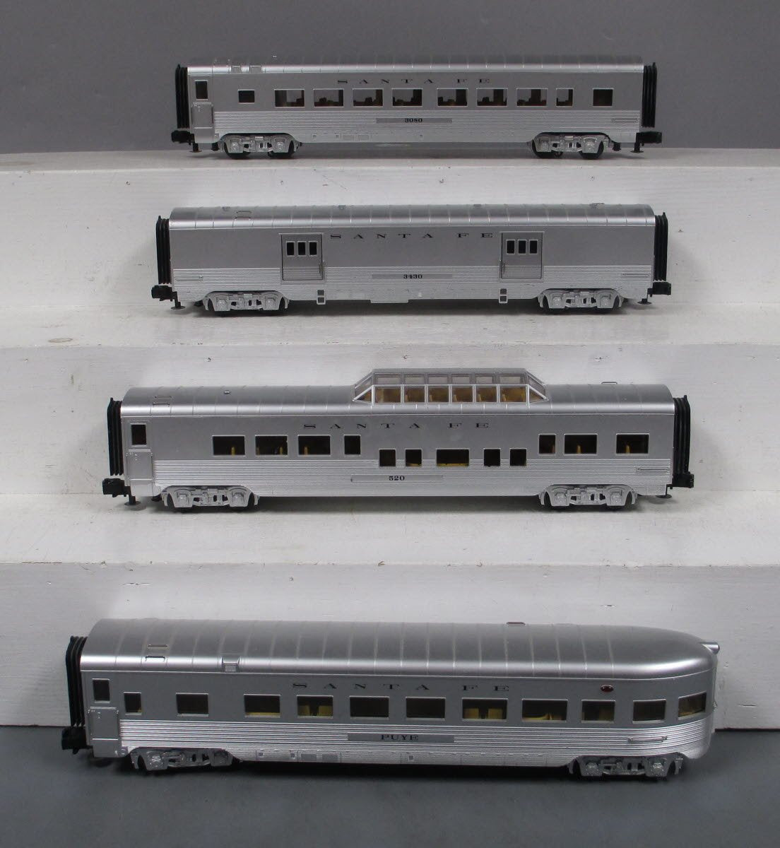 MTH 30-67426 O Santa Fe 60’ Streamlined ABS Passenger Set (Set of 4)