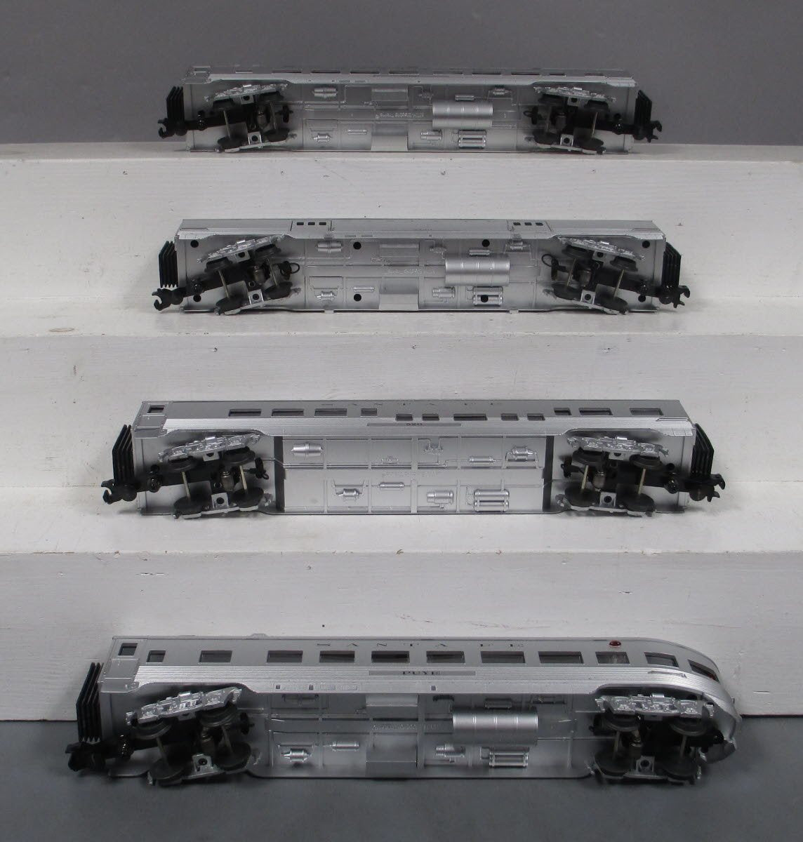 MTH 30-67426 O Santa Fe 60’ Streamlined ABS Passenger Set (Set of 4)