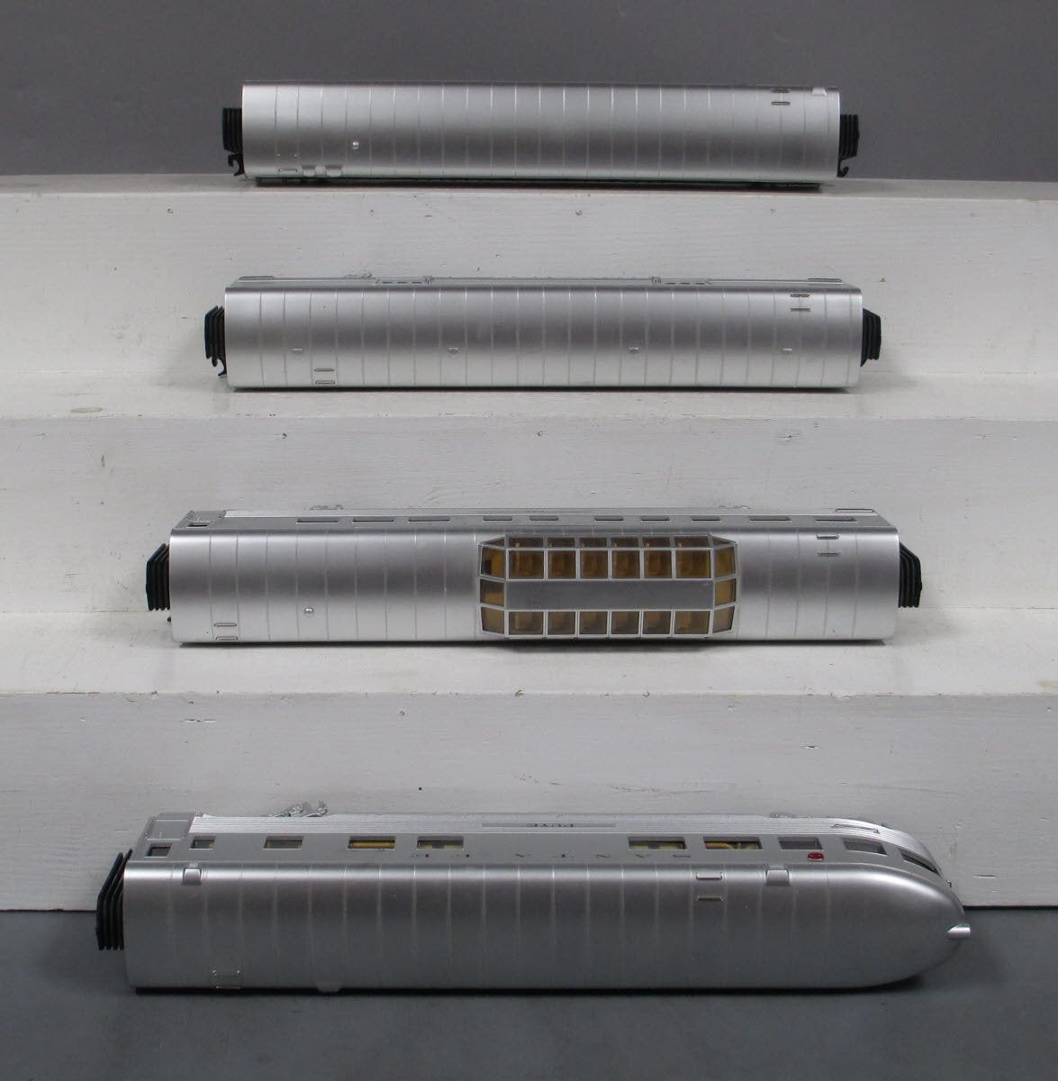 MTH 30-67426 O Santa Fe 60’ Streamlined ABS Passenger Set (Set of 4)