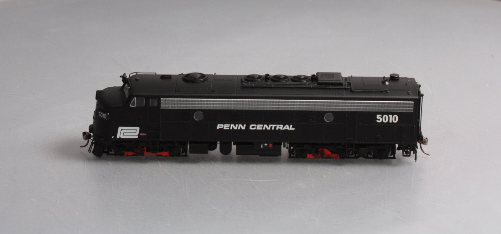 Rapido Trains 14031 HO Penn Central EMD FL9 - Standard DC #5010