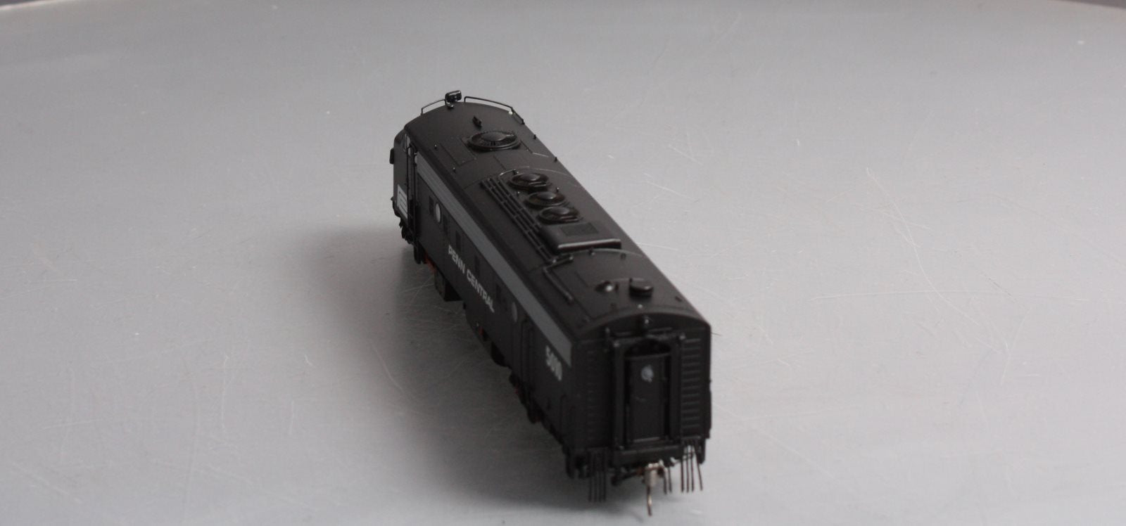 Rapido Trains 14031 HO Penn Central EMD FL9 - Standard DC #5010