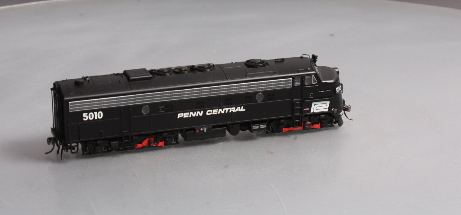 Rapido Trains 14031 HO Penn Central EMD FL9 - Standard DC #5010