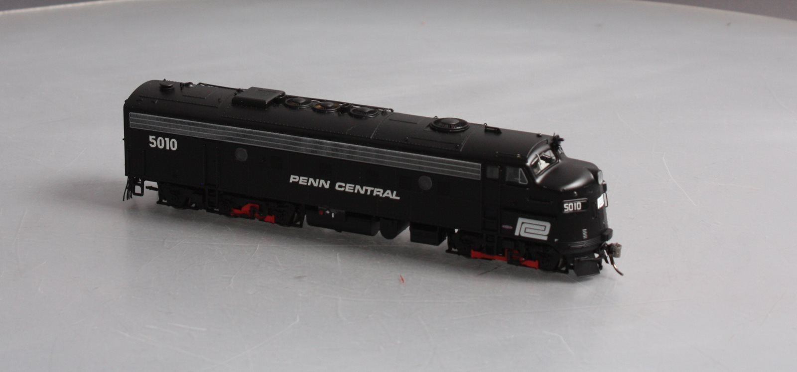 Rapido Trains 14031 HO Penn Central EMD FL9 - Standard DC #5010