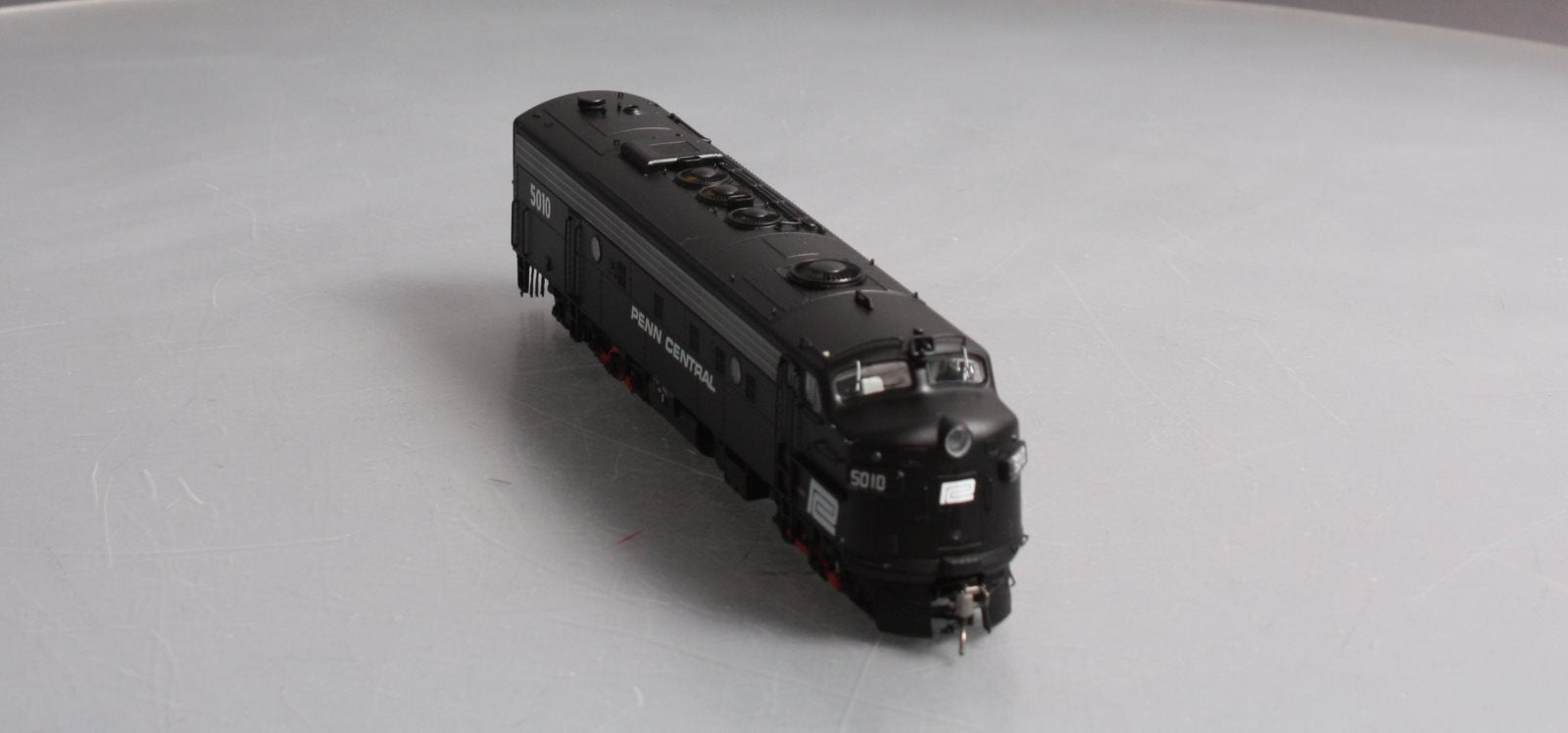 Rapido Trains 14031 HO Penn Central EMD FL9 - Standard DC #5010