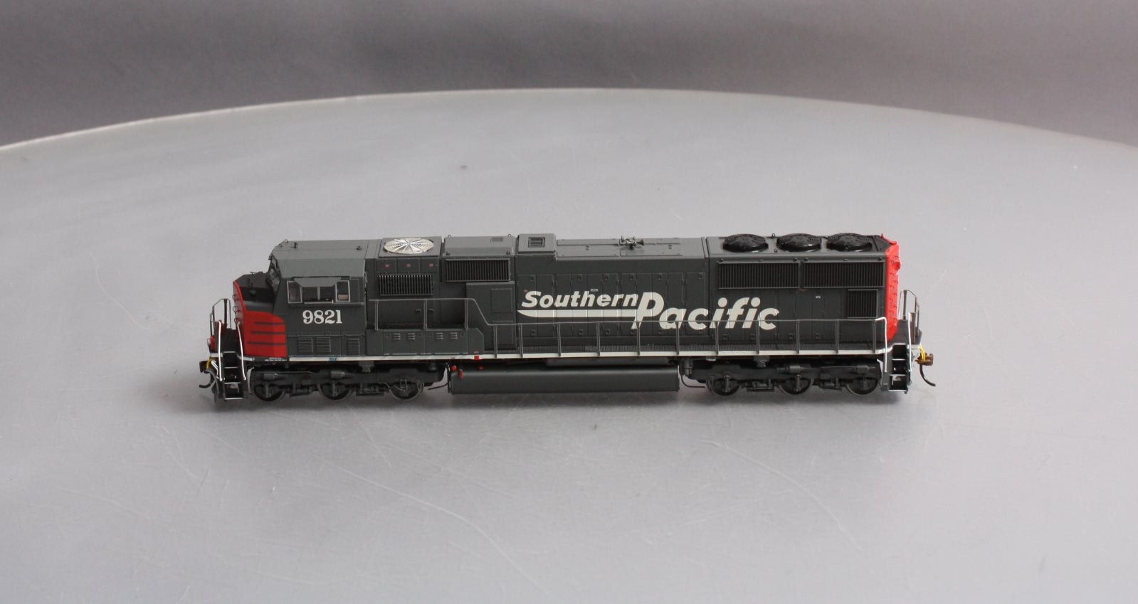 Athearn G69305 HO Southern Pacific EMD SD70M Diesel Loco w/DCC & Sound #9821