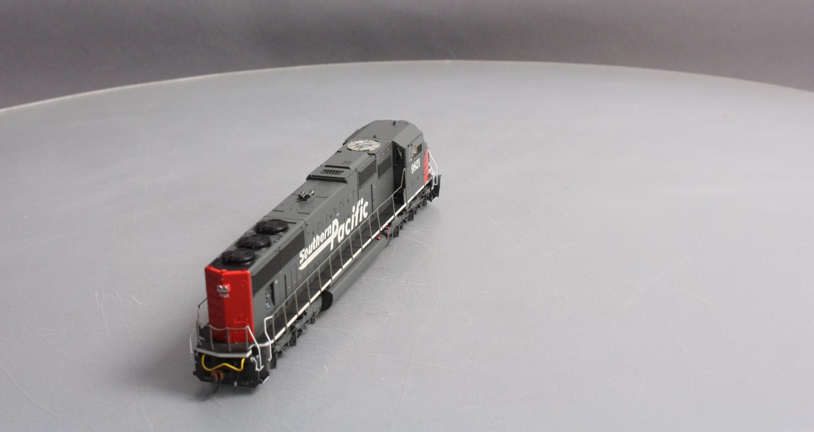Athearn G69305 HO Southern Pacific EMD SD70M Diesel Loco w/DCC & Sound #9821