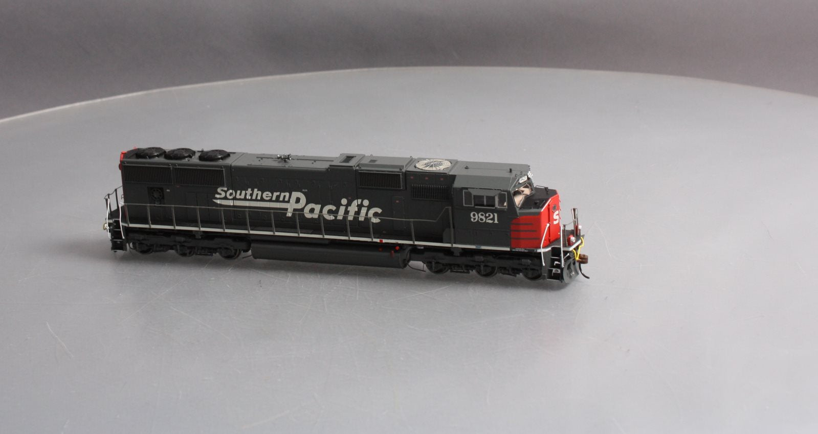 Athearn G69305 HO Southern Pacific EMD SD70M Diesel Loco w/DCC & Sound #9821