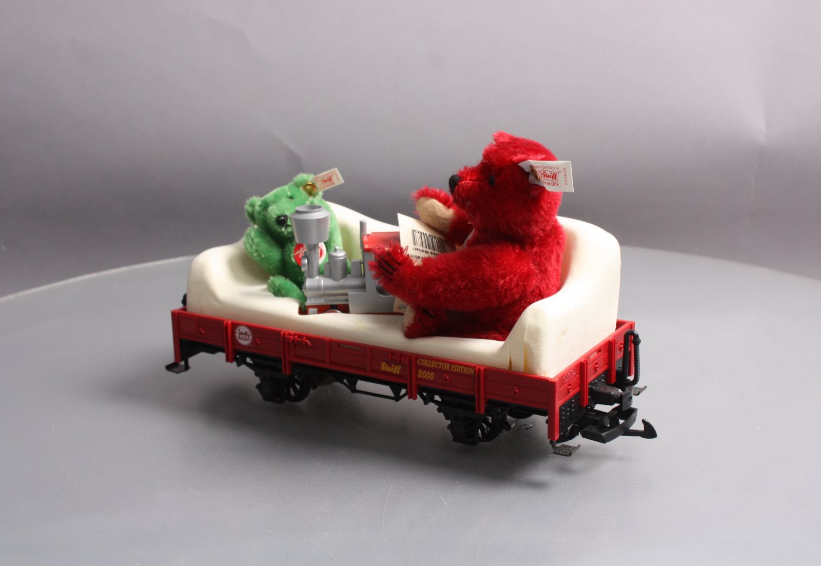 LGB 43100 G Scale Flatcar w/ Red & Green Steiff Bears – Trainz