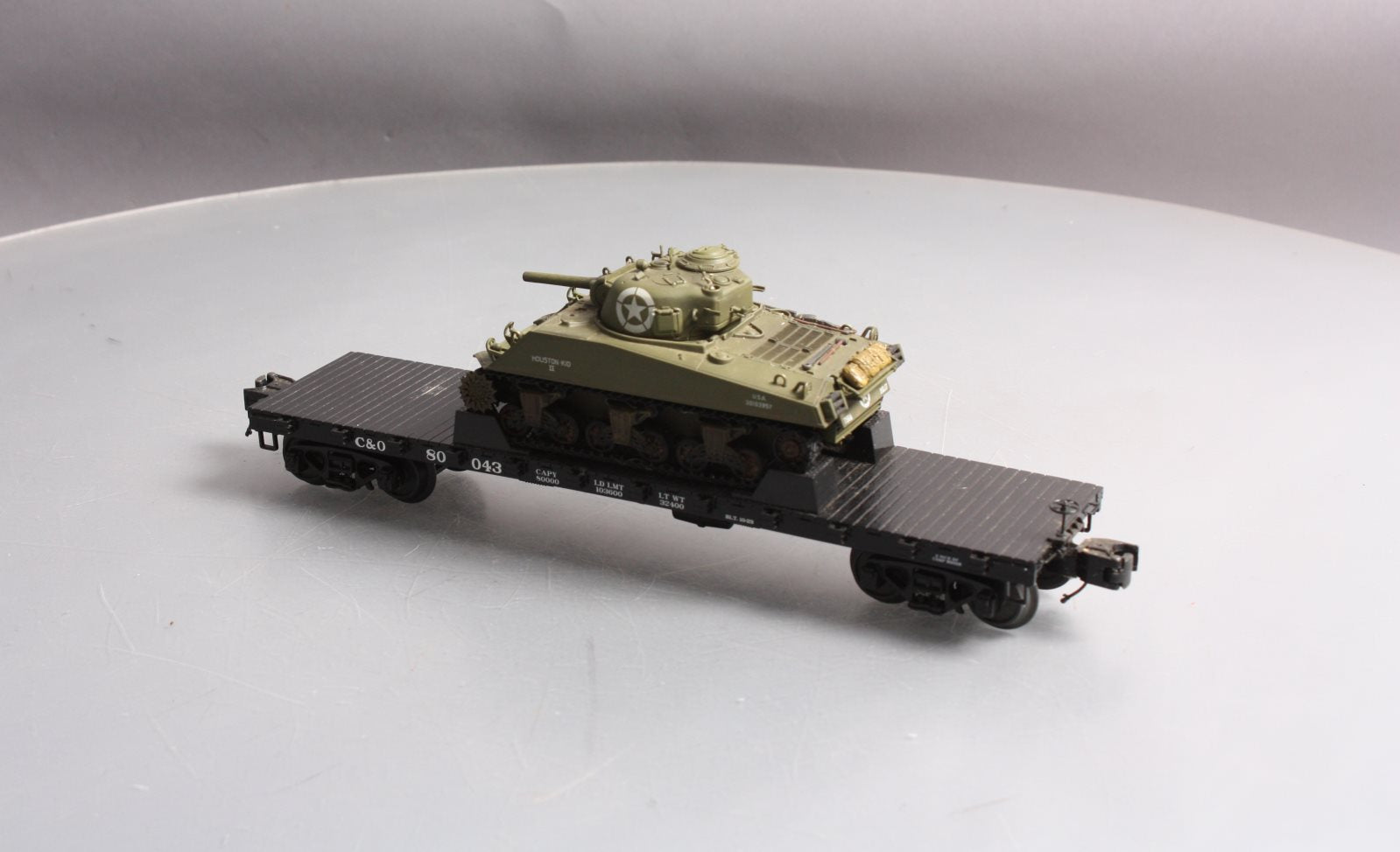 MTH 20-98740 O C&O 50T Wood Flatcar with Sherman Tank