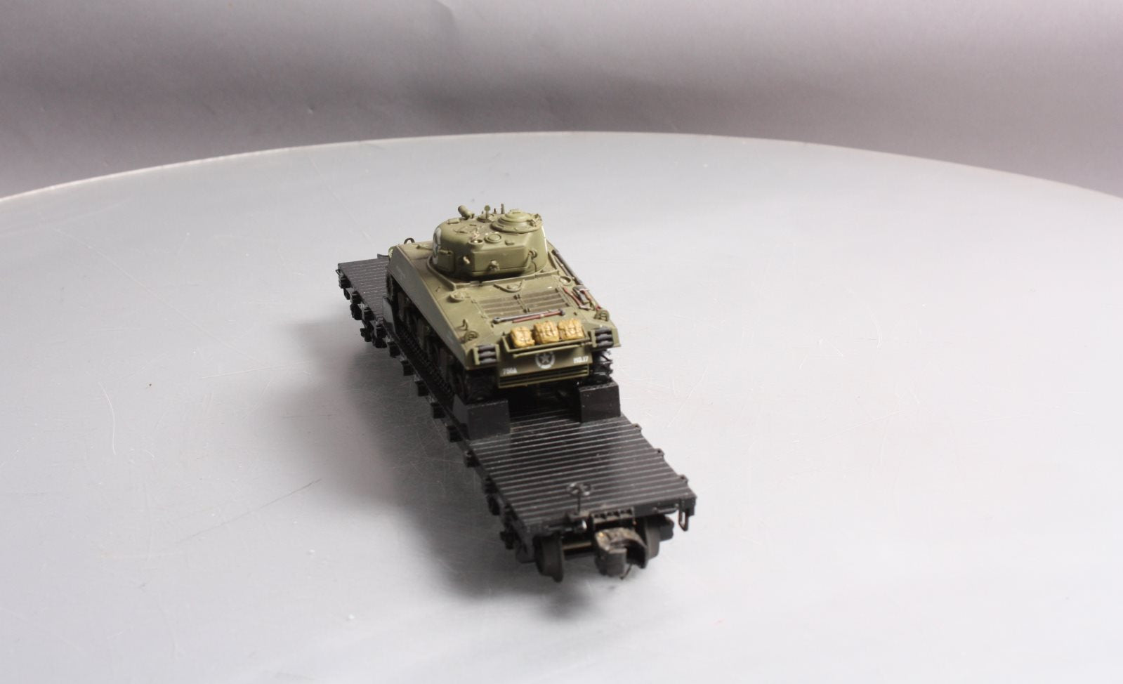 MTH 20-98740 O C&O 50T Wood Flatcar with Sherman Tank