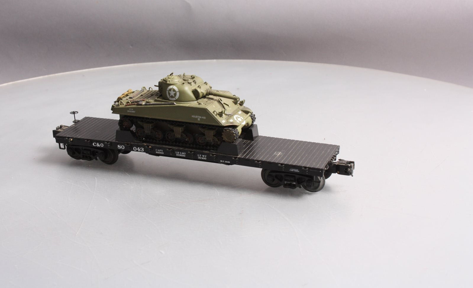 MTH 20-98740 O C&O 50T Wood Flatcar with Sherman Tank
