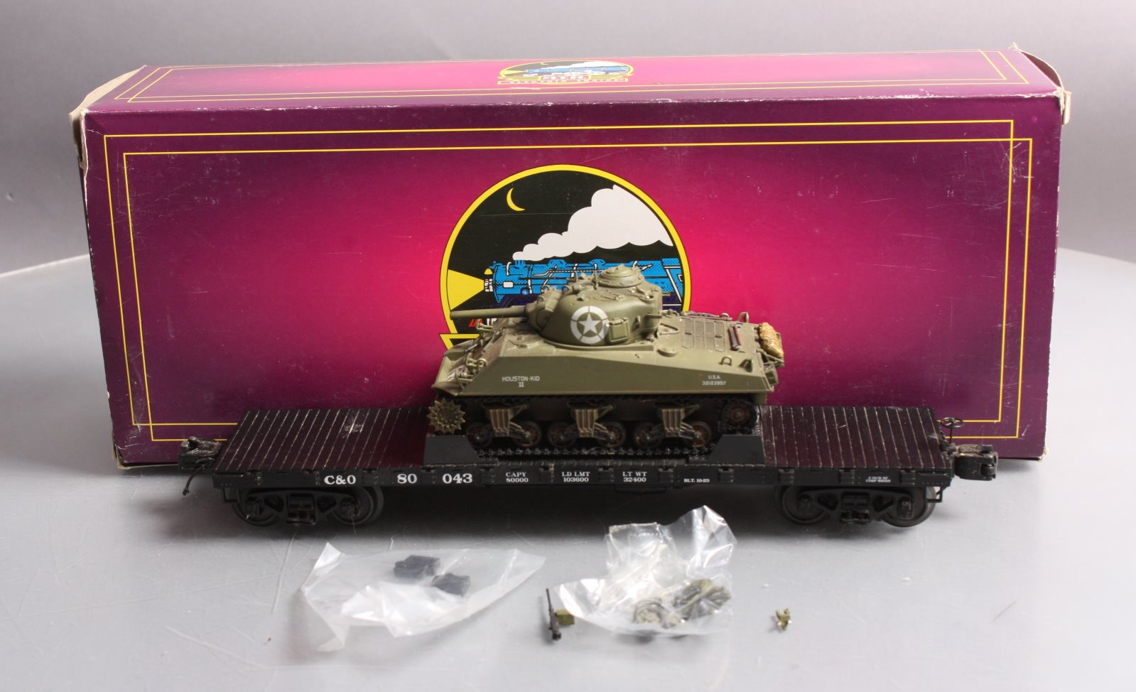 MTH 20-98740 O C&O 50T Wood Flatcar with Sherman Tank